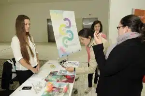Všimněte si plakátu od grafika Filipa Menšla, který vytvořil také potisk na výrobky…