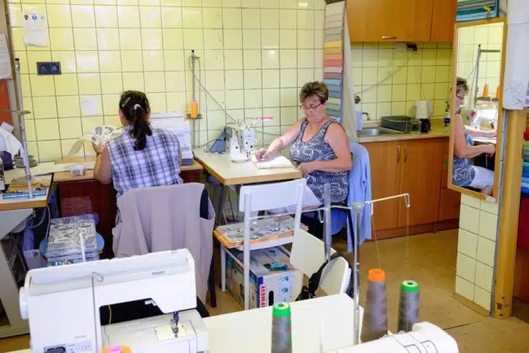 FOREWEAR recyklované obaly na knihy šijí pro UP ČR