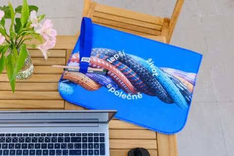 FOREWEAR modrá pouzdra na notebooky pro společnost Uniqa - firemní dárky na míru