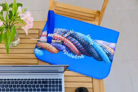 FOREWEAR modrá pouzdra na notebooky pro společnost Uniqa - firemní dárky na míru