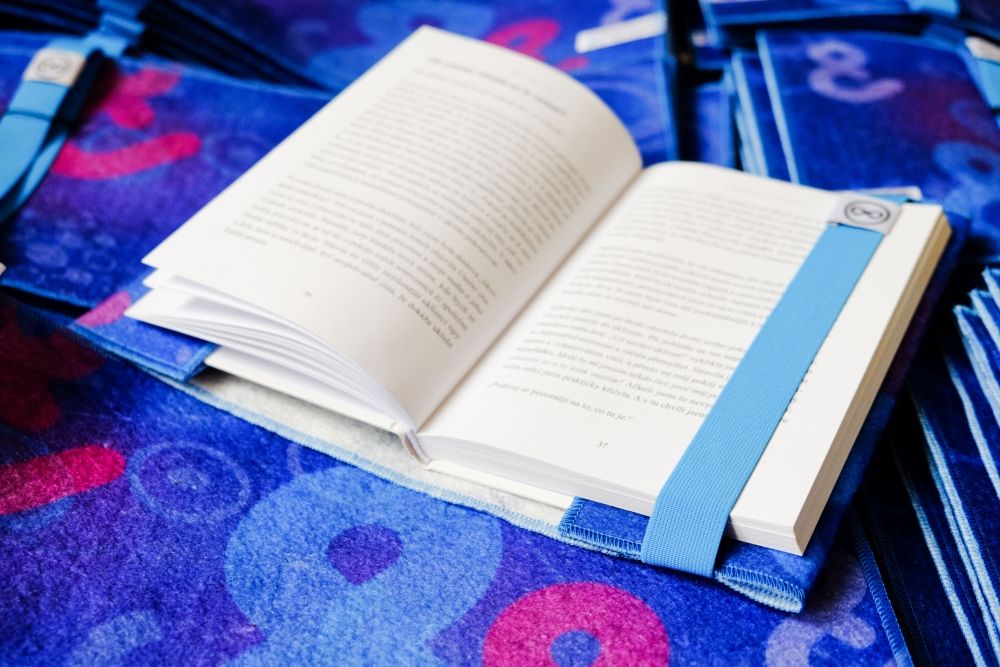 Recyklované obaly na knihy jako vánoční dárky pro Etnetera Activate