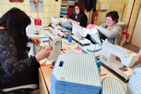 Švadleny v šicí dílně FOVY šijí recyklované výrobky FOREWEAR pro FIT VUT Brno