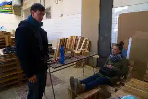 Pohodlně sedící Zuzka a stojící Luboš Krupa