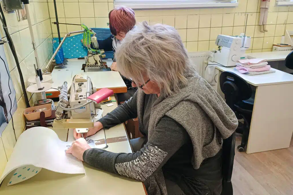Sociální podnik zaměstnává švadleny, které šijí výrobky FOREWEAR