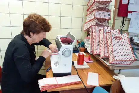 Švadlena ze sociálního podniku šije dárkové tašky FOREWEAR