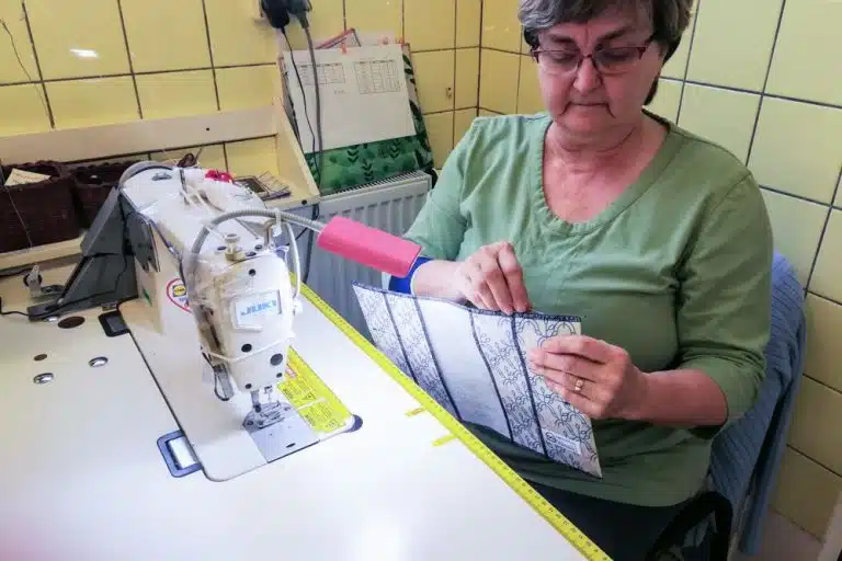 Náhradní plnění a udržitelná výroba v chráněné šicí dílně