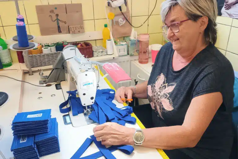 Výrobky FOREWEAR pro Uniqa šije švadlena paní Líba v šicí dílně