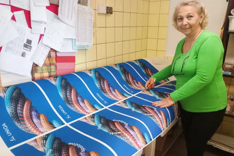 Výrobky FOREWEAR pro Uniqa stříhá švadlena v šicí dílně